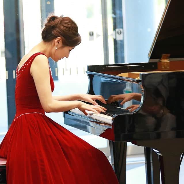 森本麻衣のインスタグラム：「❤️🎵❤️🎹❤️ . . . . #maimorimoto#piano#pianist#christmasconcert #Christmas#2019#talking#playing#🎤#🎹#👗#🎵#🎄#🎼 #tachikawahospital #tachikawa#tokyo#japan #森本麻衣#ピアノ#ぴあの#ピアニスト#立川病院#立川#ロビーコンサート#クリスマスコンサート#トーク中#演奏#コンサート#ドレス」