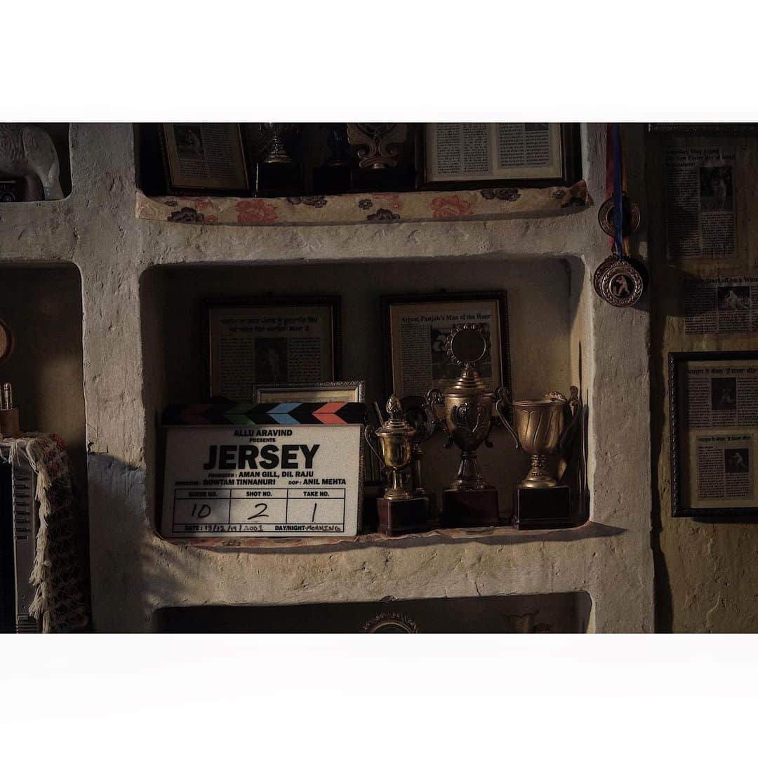 シャーヒド・カプールのインスタグラム：「It’s never too late to chase your dream. #Jersey . . The journey begins. @GowtamNaidu  @MrunalOfficial2016 @ItsAlluAravind  @AmanTheGill  @SriVenkateshwaraCreations」