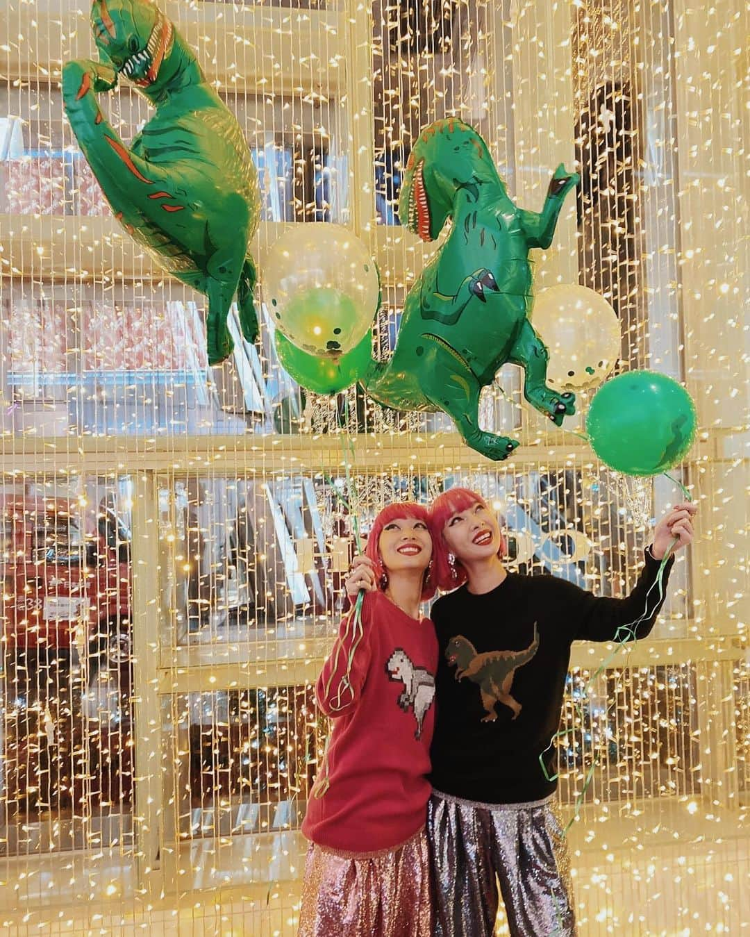 AMIさんのインスタグラム写真 - (AMIInstagram)「Holiday シーズンは街もお店もキラキラ💫🦖❤️ @coach  日本限定のホリデーゲーム Rexy’s Holiday Raceとっても楽しくて可愛いよ😍 coachのweb siteからアクセスしてミテネ💕  #WonderForAll #CoachNY」12月14日 20時24分 - amixxamiaya