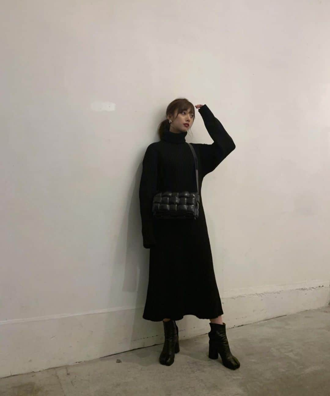 谷川菜奈さんのインスタグラム写真 - (谷川菜奈Instagram)「outfit.🖤🖤 one-piece @akte_official  bag @newbottega  shoes @maisonmargiela  pierce @leannofficial  形が綺麗なワンピース👼🏻❤︎ #outfit#allblack#LEANN#leannofficial  #リーン#低身長コーデ」12月14日 20時26分 - pechi.130