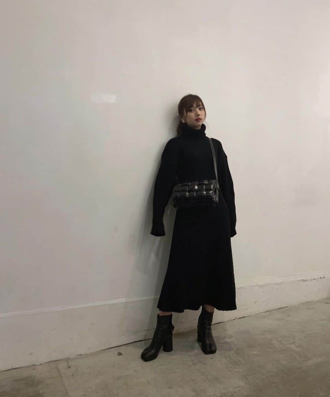 谷川菜奈さんのインスタグラム写真 - (谷川菜奈Instagram)「outfit.🖤🖤 one-piece @akte_official  bag @newbottega  shoes @maisonmargiela  pierce @leannofficial  形が綺麗なワンピース👼🏻❤︎ #outfit#allblack#LEANN#leannofficial  #リーン#低身長コーデ」12月14日 20時26分 - pechi.130