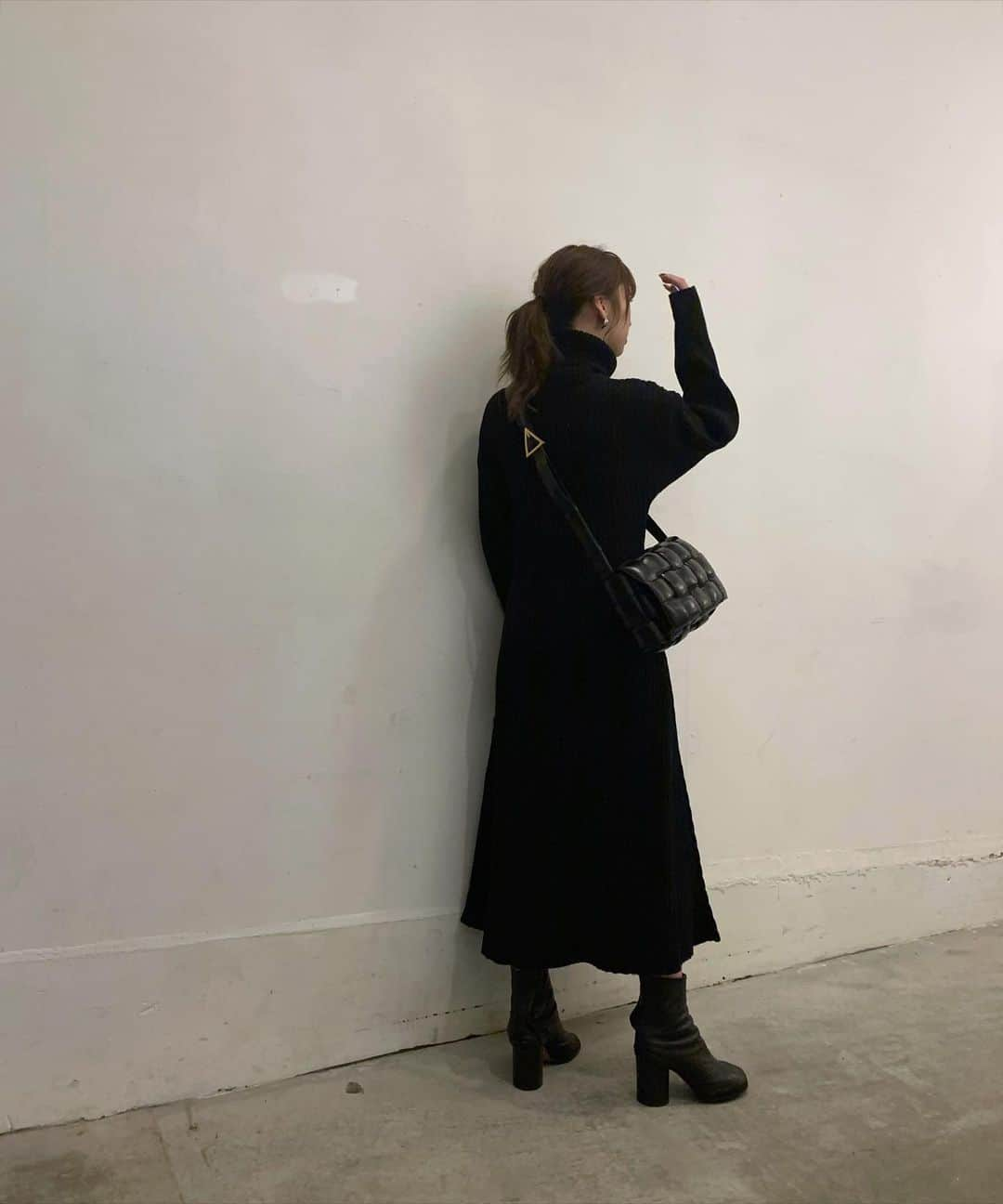 谷川菜奈さんのインスタグラム写真 - (谷川菜奈Instagram)「outfit.🖤🖤 one-piece @akte_official  bag @newbottega  shoes @maisonmargiela  pierce @leannofficial  形が綺麗なワンピース👼🏻❤︎ #outfit#allblack#LEANN#leannofficial  #リーン#低身長コーデ」12月14日 20時26分 - pechi.130