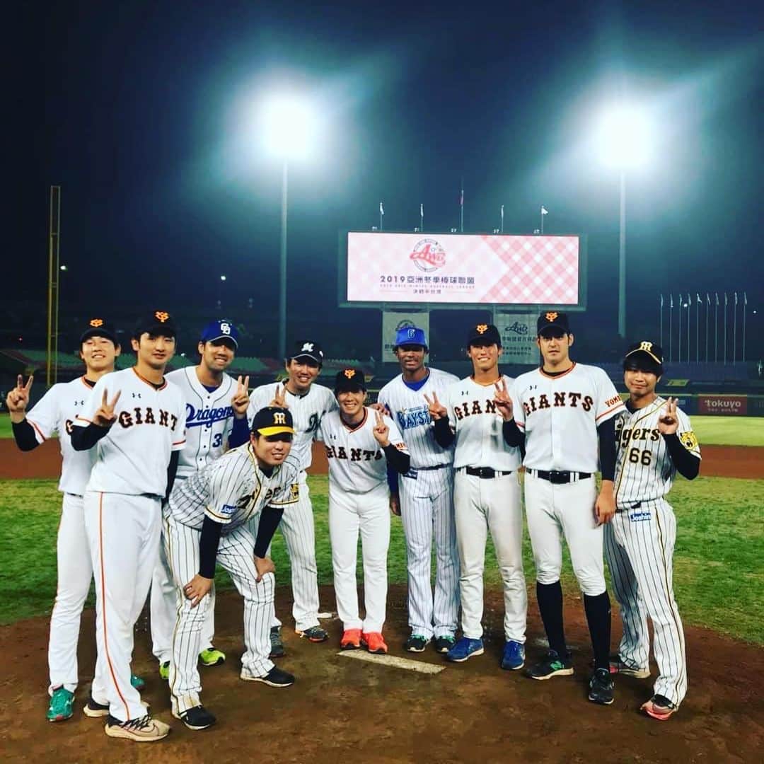 牧丈一郎のインスタグラム：「ウィンターリーグお疲れ様でした！ そしてファンの皆様今シーズン応援ありがとうございました！ 来年は今年の悔しい気持ちを全力でぶつけていきたいと思います。 改めて思いましたが人と人の出会いというのはやっぱり良いものです 一ヶ月同じチームでプレーして、また来年からは敵として戦う事になりますが、これからも良い関係を続けていきたいです^_^ お疲れ様でした！ありがとうございました！ 最後の写真は野茂ジャパンで三人で撮りました^_^ #台湾#台中#ウィンターリーグ#巨人#阪神#ロッテ#dena#中日」