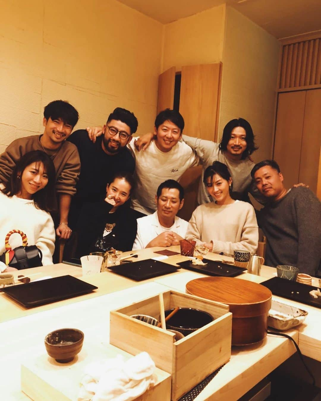 金セアルさんのインスタグラム写真 - (金セアルInstagram)「🍣 ＿＿＿＿＿＿＿＿＿＿ ・ 誰よりも 店主が振り切ってた夜でした🌙爆発 ・ ・ ・ #これは午前0じくらいの写真🤳　爆 #真ん中で寝てる人　 #忘年会 #寿司処しん」12月14日 20時28分 - sealbank