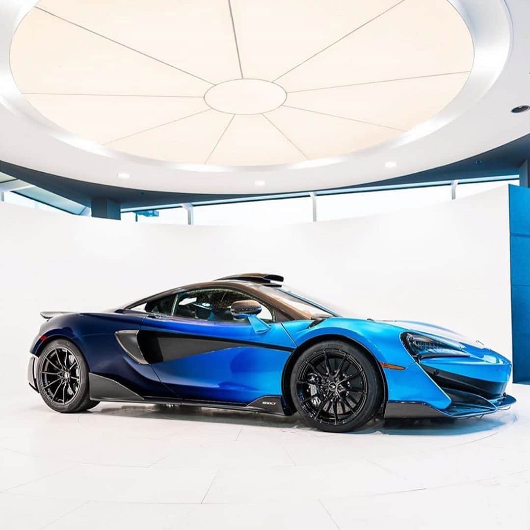 CarsWithoutLimitsさんのインスタグラム写真 - (CarsWithoutLimitsInstagram)「MSO McLaren 600LT finish in a Comet Fade paint job. The blend of 3 types of blue; Cerulean Blue, Burton Blue & Atlantic Blue. This spec is incredible  Photo via @mclarenvip  #carswithoutlimits #mclaren #600lt #mso」12月14日 20時29分 - carswithoutlimits
