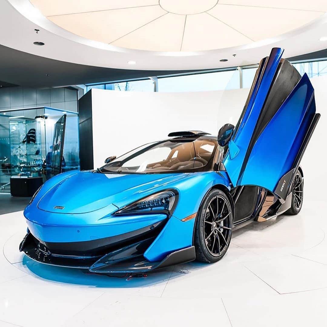 CarsWithoutLimitsさんのインスタグラム写真 - (CarsWithoutLimitsInstagram)「MSO McLaren 600LT finish in a Comet Fade paint job. The blend of 3 types of blue; Cerulean Blue, Burton Blue & Atlantic Blue. This spec is incredible  Photo via @mclarenvip  #carswithoutlimits #mclaren #600lt #mso」12月14日 20時29分 - carswithoutlimits