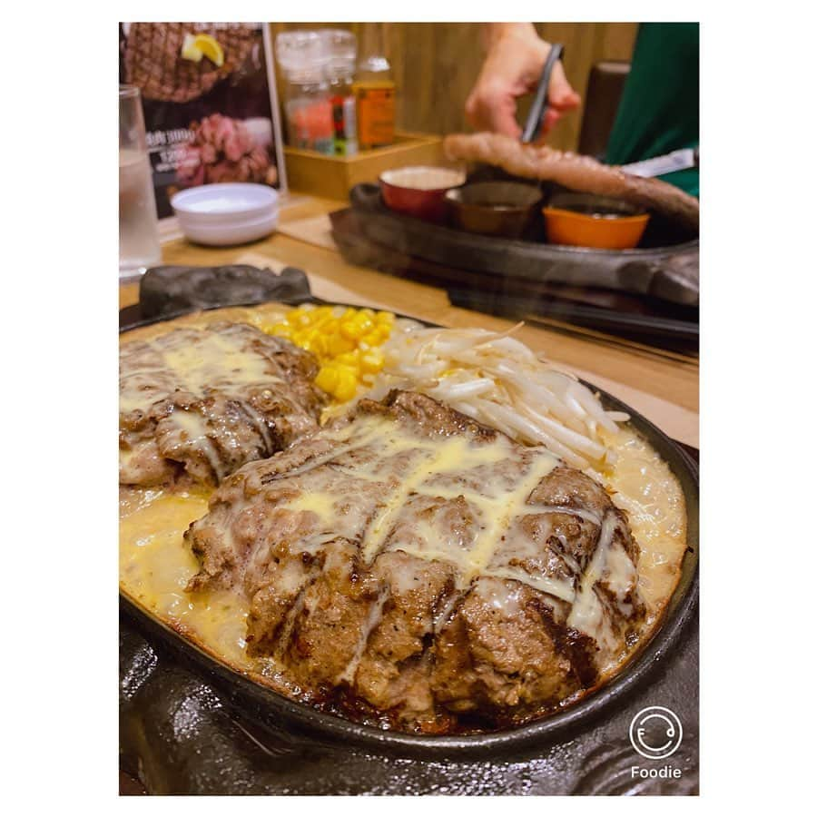 渕上彩夏さんのインスタグラム写真 - (渕上彩夏Instagram)「. . 今日の夕飯は、美味しいハンバーグとステーキを食べに、母とハンバーグマンに行ってきました😋✨ チーズまでたっぷりかけて🥺💕 . 父は忘年会だったので、母と2人😍笑 . 500gに挑戦したけど、半分食べたところで大満足😂 残りはお持ち帰りさせていただきました🙋🏻‍♀️✨ . たくさんお肉を食べてパワーつけて今年もインフルには負けないぞ👊🏻‼️ 美味しかった♡♡ . #ハンバーグマン #ハンバーグ #ステーキ #熊本 #熊本グルメ #親子で大満足」12月14日 20時32分 - ayakafuchigami725