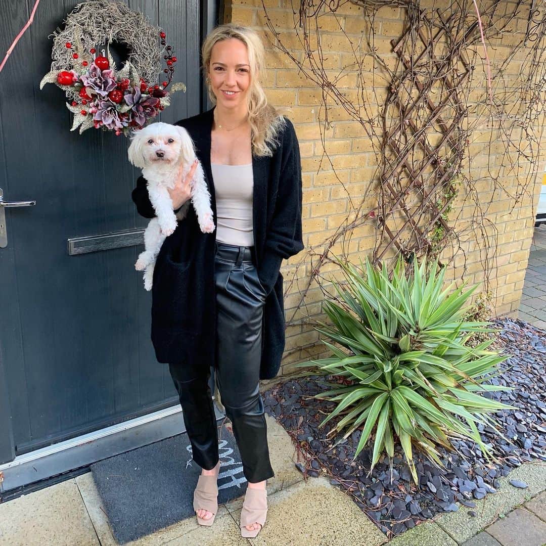 ガブリエル・アドコックのインスタグラム：「Have a fabulous festive weekend everyone!! Mine will consist of dog walks yummy food and a watch of our favourite Christmas films starting with The holiday!👌🏻🐶🍿💑🎅🏼」