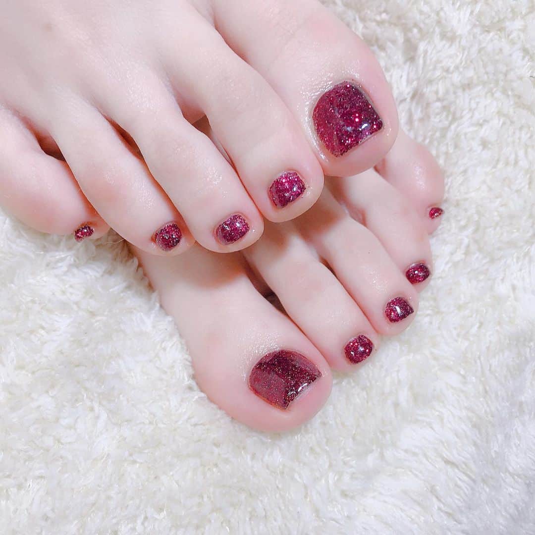 なかやまちえこのインスタグラム：「Ruby red. PREXYグリッター『Dark Matter』のルビーみたいな赤ラメ✨ #nail #nails #nailart #ネイル #美甲 #ネイルアート  #clou #nagel #ongle #ongles #unghia #japanesenailart #manucure #네일 #젤네일 #네일아트 #네일리스트 #japanesenails #manicurist #gelnails #أظافر #footnails #フットネイル #ペディキュア #pedicure #グリッターネイル #ラメネイル #glitternails #田野アサミ ちゃん」
