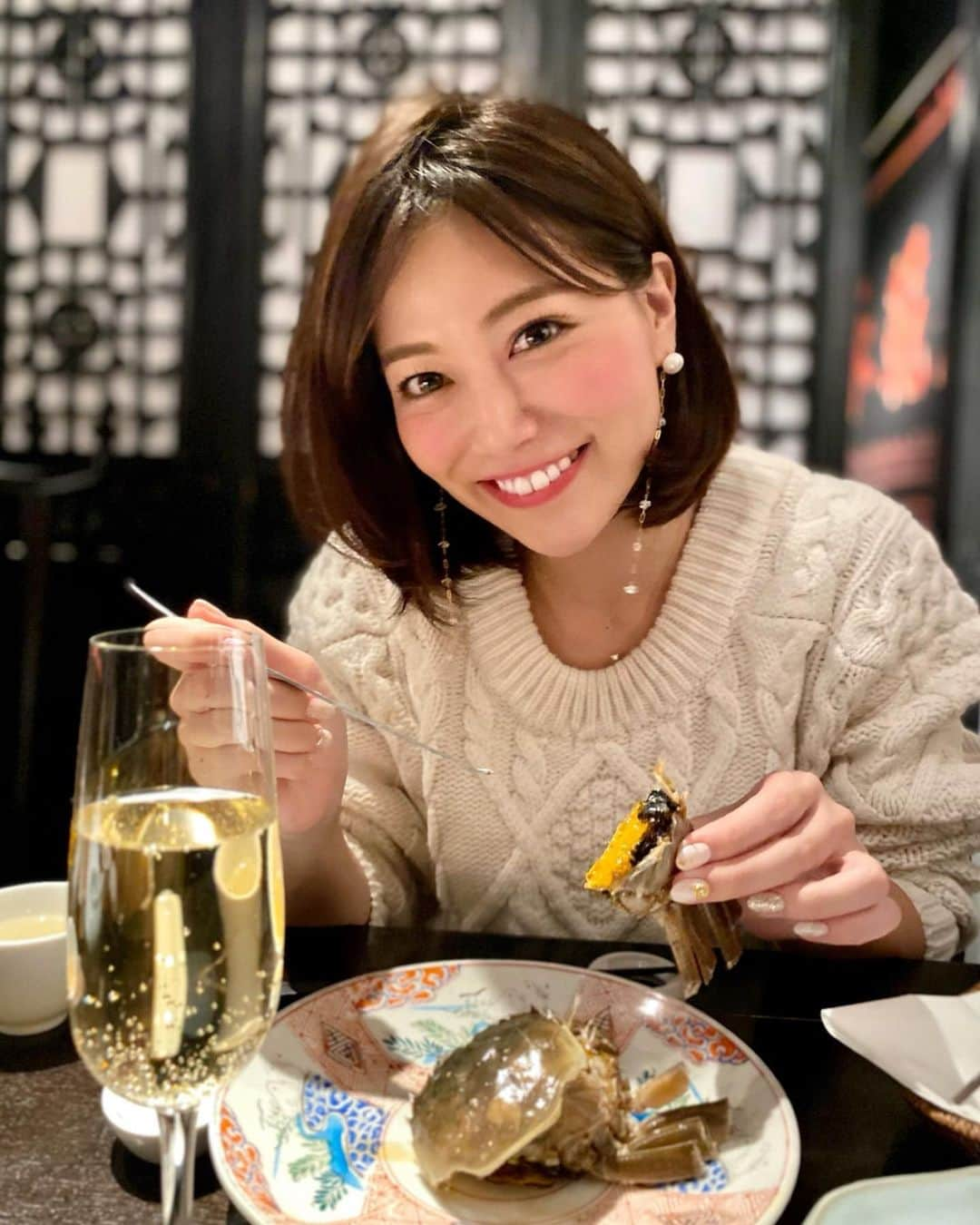 石井里奈さんのインスタグラム写真 - (石井里奈Instagram)「こんばんは🍻✨ . 今夜は里奈ログ@東京編😋😋 なんと、、上海蟹🦀🦀🦀 . 口コミでおすすめいただいた虎萬元へいってきました🚶‍♀️🐯 . 何と上海蟹が1杯3000円でいただけちゃうの（二人でシェアしたら1500円！笑）これは紹興酒漬けの酔っ払い蟹🦀 あまりに美味しくてすぐ食べたらちょっと私も酔いました笑 さすが紹興酒。 . 他のお料理も含めて、高級中華レベルの味と質でこのリーズナブルにいただけちゃうのは、ほんとお得🙈 . 入口がちょっと怪しげですが笑、また絶対行きたいお気に入りのお店になりました💕口コミってやはり凄い👏 . 安くて美味しいお店と出会ったときってうれしいよね🎵🥺✨ . 明日から軽井沢編紹介しますね🙈🥩お疲れ様でした😋💓 . #りなまるグルメ #上海蟹 #蟹 #crub #中華 #中華料理 #chinese #chinesefood #中国 #china #上海 #shanghai #フカヒレ #フカヒレスープ #北京ダック #グルメ #コスパ #中華ディナー #点心 #虎萬元 #スパークリングワイン #六本木ディナー #表参道ディナー #六本木グルメ #表参道グルメ #酔っ払い蟹 #紹興酒 #お酒 #お酒好き」12月14日 20時36分 - ri7tin1025