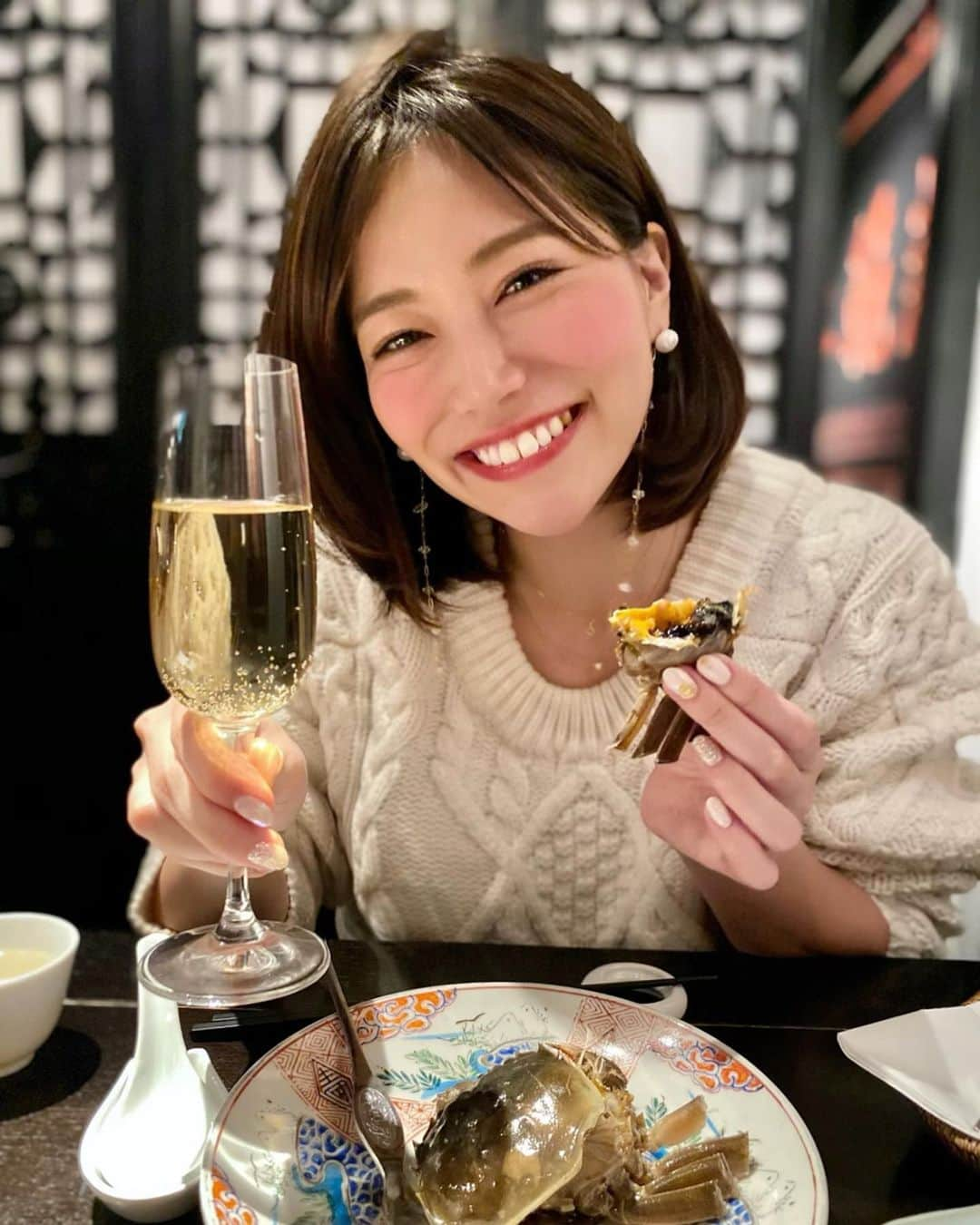 石井里奈さんのインスタグラム写真 - (石井里奈Instagram)「こんばんは🍻✨ . 今夜は里奈ログ@東京編😋😋 なんと、、上海蟹🦀🦀🦀 . 口コミでおすすめいただいた虎萬元へいってきました🚶‍♀️🐯 . 何と上海蟹が1杯3000円でいただけちゃうの（二人でシェアしたら1500円！笑）これは紹興酒漬けの酔っ払い蟹🦀 あまりに美味しくてすぐ食べたらちょっと私も酔いました笑 さすが紹興酒。 . 他のお料理も含めて、高級中華レベルの味と質でこのリーズナブルにいただけちゃうのは、ほんとお得🙈 . 入口がちょっと怪しげですが笑、また絶対行きたいお気に入りのお店になりました💕口コミってやはり凄い👏 . 安くて美味しいお店と出会ったときってうれしいよね🎵🥺✨ . 明日から軽井沢編紹介しますね🙈🥩お疲れ様でした😋💓 . #りなまるグルメ #上海蟹 #蟹 #crub #中華 #中華料理 #chinese #chinesefood #中国 #china #上海 #shanghai #フカヒレ #フカヒレスープ #北京ダック #グルメ #コスパ #中華ディナー #点心 #虎萬元 #スパークリングワイン #六本木ディナー #表参道ディナー #六本木グルメ #表参道グルメ #酔っ払い蟹 #紹興酒 #お酒 #お酒好き」12月14日 20時36分 - ri7tin1025