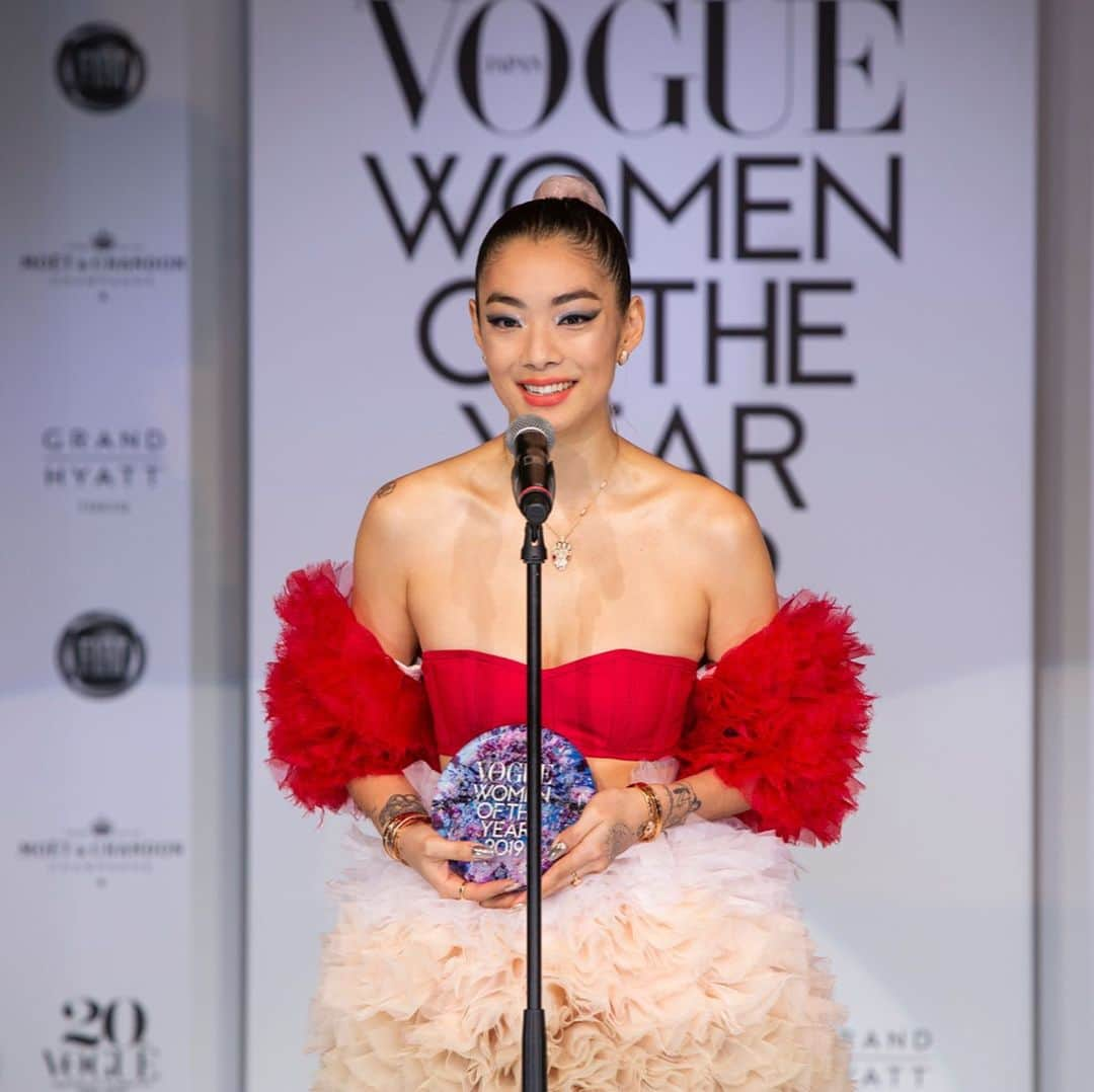 リナ・サワヤマさんのインスタグラム写真 - (リナ・サワヤマInstagram)「a couple weeks ago but beyond honoured to be awarded Women of the Year from @voguejapan 光栄です！ありがとうございます🍾🍾🍾🍾」12月14日 20時38分 - rinasonline