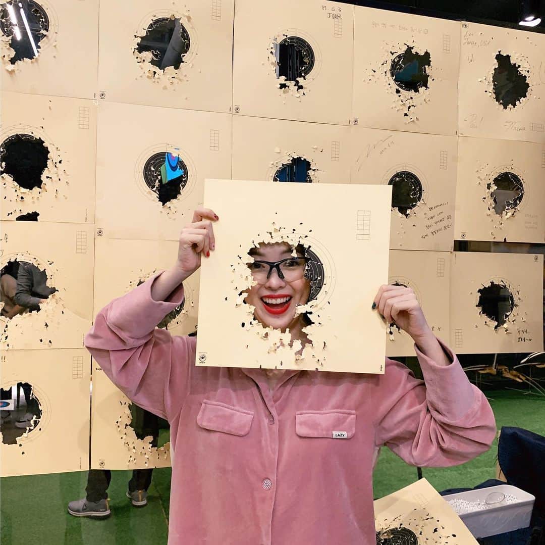 ハヌルさんのインスタグラム写真 - (ハヌルInstagram)「ㅋㅋㅋㅋ 오늘 행사끝나구 옥쨩이랑 밥먹고 심심해서 총쏘러 가봤는뎅ㅋㅋㅋㅋ 넘 재밌어서 장난감 권총 샀어요!!!!😎 본집가면 이제 총놀이해야지 #하나이퍼」12月14日 20時39分 - haneulina