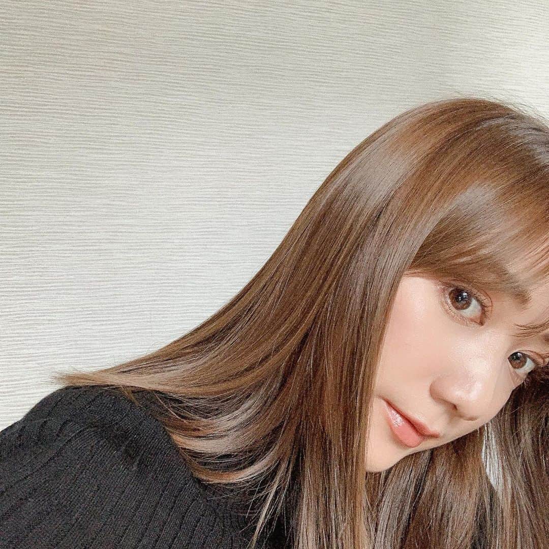 小川陽香のインスタグラム：「今日のめいく♡ 2枚目に使ったコスメ載せました💁🏼‍♀️ ㅤ @clio_official のクッションファンデ、使った感じどうかDMもらってたので軽くレポしますね♡ ㅤ ちょっとの量でめっちゃのびてとにかくツヤ感がすごい🤭💕そしてこの季節なのに乾燥しらず！🥺👍🏻(下地とパウダーとの相性もあるかもだけど)カバー力はあんまりない気がするなあ🤔その辺はNARSのコンシーラーも使うし得に私は気にならないんですが🥳 色はスタッフの人にタッチアップしてもらったら04でした♡ しかも替えのファンデ一個ついてたからコスパ◎すぎてびっくりした～😂 ㅤ ちなみにアイシャドウもCLIO✌︎ 最近は一色しか使ってない～！ パレットタイプの探してるけど中々ピンとくるのに出会えず💭 ブラウン系でおすすめのあったら教えてください🥺💕 ㅤ あとDMは中々返せないのでコメントしてもらった方が早く気づくしお返事できます☺️👍🏻 ㅤ ㅤ #make #cosme #cliokillcover #メイク #コスメ」