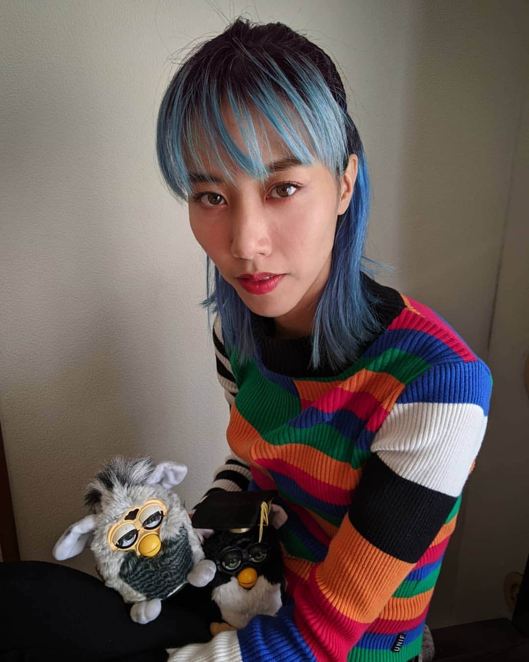 草野絵美のインスタグラム：「My adopted furby babies are awkward & cute🥺🧠 furby でなんか作ろう👩‍🏭🤍🤎🖤　#retrofurby #ファビ子 我が家へ✨ #初代ファービー」