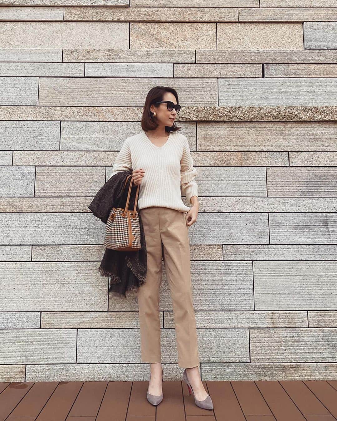 のインスタグラム：「#outfit  Tops... @titivatejp Bottoms... #uniqlo Bag... #vasic  ニットは #Vネックリブデザインニット オーバーサイズで、後ろもVネックになっているから抜け感もあって👍🏼✨ ・ バッグはいつも持っている @vasic_japan です。」
