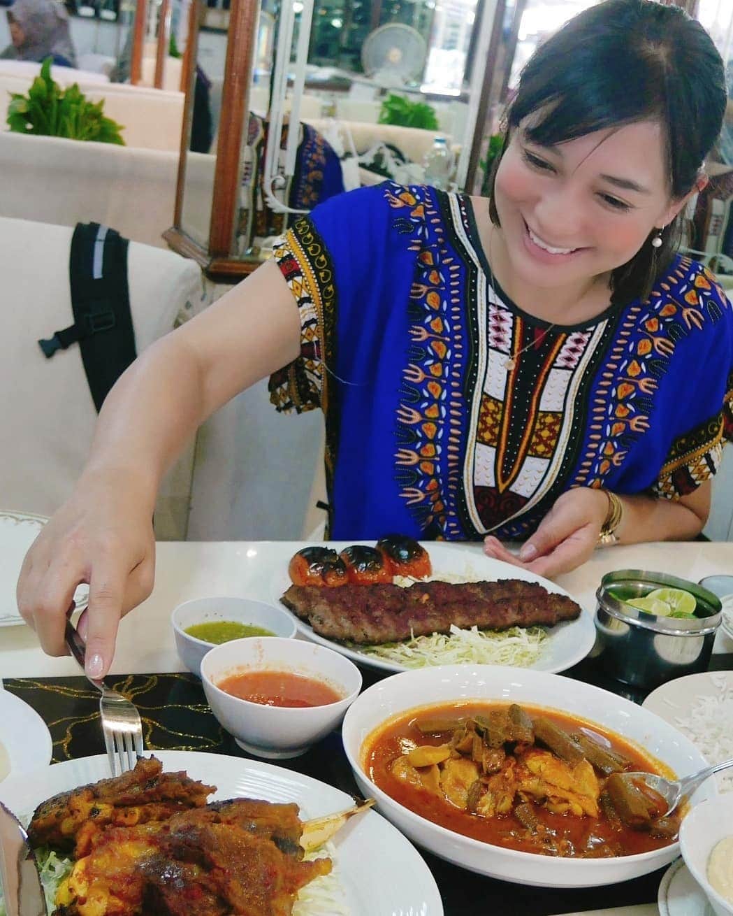 芳美リンさんのインスタグラム写真 - (芳美リンInstagram)「タイでまさかの#イラク料理　デビュー！﻿ ﻿ バンコクにある#アラブ人街　にて。﻿ ﻿ レストランの名前はまんま、﻿ ﻿ #イラクレストランバンコク﻿ ﻿ 一番気に入ったのは、二枚目📷﻿ ﻿ #ケバブ﻿ ﻿ 日本で売っているのと違いますよね。👀﻿ ﻿ これが本場、イラクスタイルケバブだそう！﻿ ケバブはイラク発祥だそうです。☺﻿ ﻿ ほどよい香辛料で美味しい✨﻿ ﻿ バンコク在住の方と行きました。﻿ さすが地元の方は良い店知っていますね！﻿ ﻿ アラブ人街は、お酒は出さないので、治安も良いそうです。﻿ ﻿ ﻿ あ、タイ料理ももちろん満喫していますよ。（笑）﻿ ﻿ ﻿ ﻿ ﻿ #タイ#バンコク﻿#ナナエリア #旅したくなるフォト  #海外旅行 #travelstagram #旅人 #lynn_trip #旅 #travelme #travel #trip #traveler #トラベラー ﻿﻿ #旅好きな人と繋がりたい﻿﻿ #travelholics﻿﻿ #bangkok#iraqrestrantbangkok﻿ #thailand #食テロ」12月14日 20時47分 - lynn.lynn5