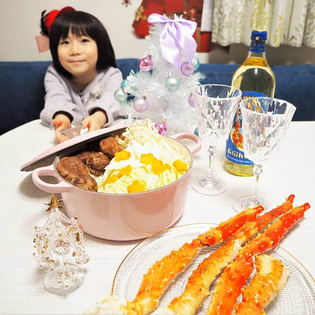 Kuboi Ayumiさんのインスタグラム写真 - (Kuboi AyumiInstagram)「冬ってなんだかんだでお鍋を食べる機会が多いかも。﻿ 先日、おいしそうなカニをいただいたので、カニ鍋にしてみました。﻿ ﻿ メインは、「ボイルズたらば蟹脚」。﻿ 見た目も豪華ですが、身がぎっしり詰まっていて食べ応えもあります。﻿ ﻿ 白菜やしいたけ、にんじん、ねぎなどたくさんの野菜を入れたので﻿、カニの旨みがたっぷりのスープに野菜の甘さが溶け込んで絶品！﻿ ﻿ スープを残すのはもったいないので、〆は雑炊で。﻿ 娘たちはちょっと溶き卵を入れてあげたらおかわりしていました。﻿ ﻿ これからクリスマスや年末年始など集まりが多くなる季節。﻿ カニで贅沢な食卓を囲むのもいいですね。﻿ お正月もカニを食べようかな。﻿ ﻿ @siasunet ﻿ #おうちごはん #おうちカフェ #カニ #かに #タラバ #SIASNET  #pr #おせち #お正月 #かに料理﻿ #かに鍋 #お鍋　#料理好きな人と繋がりたい #簡単レシピ」12月14日 20時52分 - himekagami