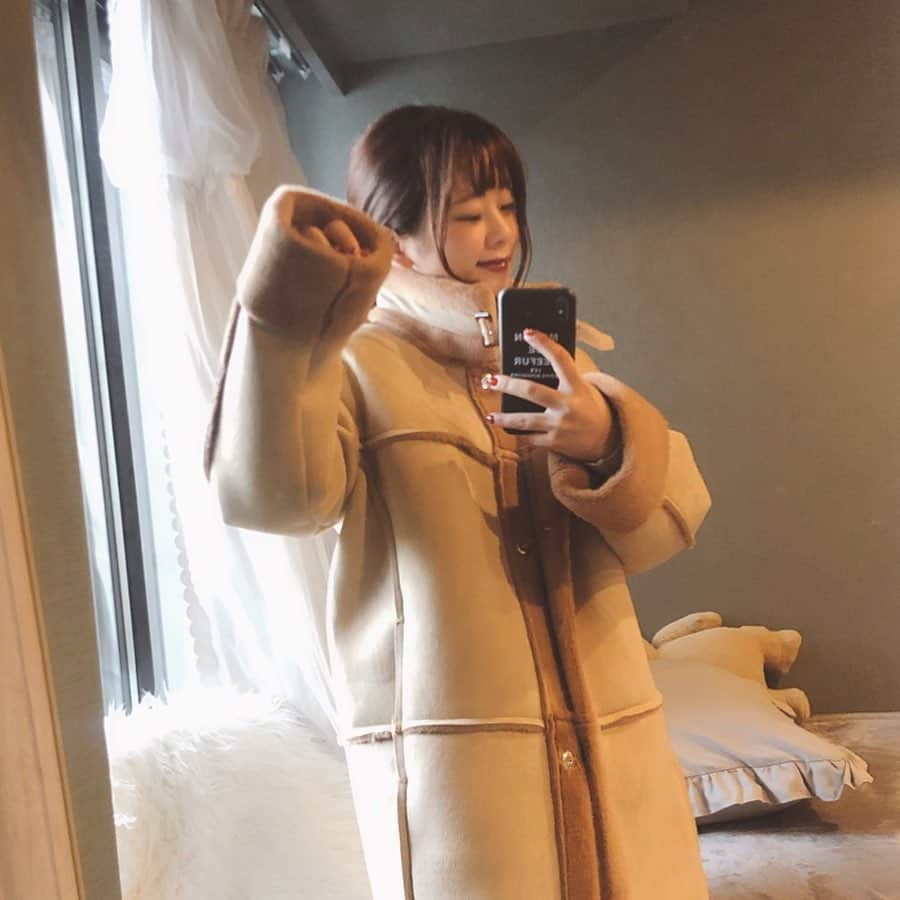 にたまごさんのインスタグラム写真 - (にたまごInstagram)「最近お気に入りのコート🧥﻿ ﻿ ﻿ 中がファーになっててものすごくあったかいの🎅🏻💭﻿ ﻿ 襟元立てても開いても2wayで着れるから﻿ めちゃくちゃ便利でおすすめ🥰♥️🙏🏼﻿ ﻿ ファーの触り心地がよすぎるのと﻿ 150cmでこのサイズ感ぴったりです！﻿ 参考にしてね😉﻿ ﻿ ﻿ #micoameri #ミコアメリ #court #fashion #outer #コート #ロングコート #冬コート#冬アウター」12月14日 20時52分 - __nitamago__