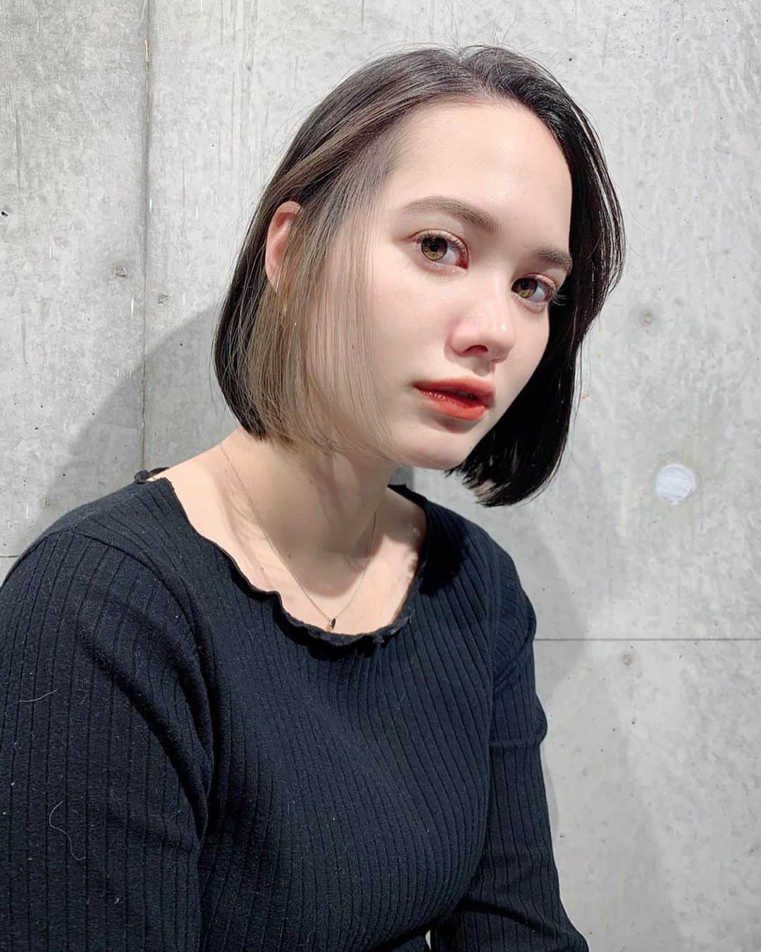 真間玲奈のインスタグラム：「渡韓前のメンテナンスは私の髪質を1番理解してる親友の　@parkmegg に🖤  久しぶりにブルーブラック！ インナーカラーはカーキっぽくしてもらったよ🌟🌟　#unsome#shimokitazawa#iPhoneの画質が良すぎて犬の毛が誤魔化せない」