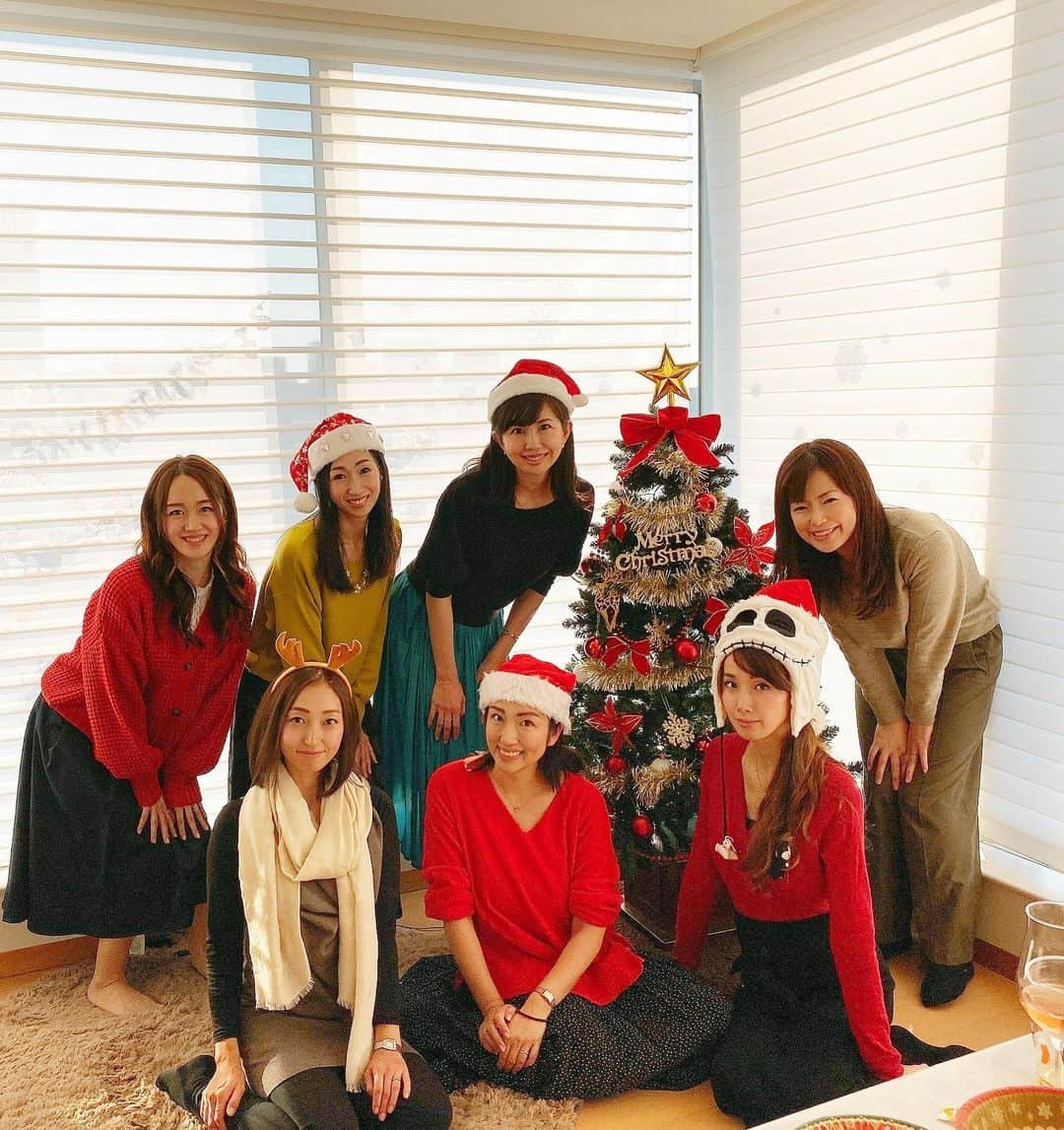 庄司ゆうこさんのインスタグラム写真 - (庄司ゆうこInstagram)「今日はママ友なっちゃんのお家でクリスマスパーティー🏠😍💖 なっちゃんのお母様が料理を振る舞ってくれてめちゃくちゃ美味しかったぁ🌟 ももちゃんが最年少でしたが、子供部屋にはおもちゃがたくさんあったのでももちゃんも飽きずに遊んでくれました🤗 ももちゃんサンタ可愛いかった😍あと2.3回は別メンバーでクリパするので、これ着させて行きます！笑 #クリスマスパーティー#ホームパーティー#クリスマスツリー#豪華な食事#こどものいる暮らし#ベビフル#ももサンタ#サンタコス#生後8ヶ月#ももちゃんです🤗」12月14日 20時54分 - yuko.shoji