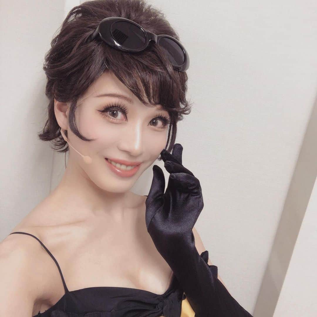 真瀬はるかさんのインスタグラム写真 - (真瀬はるかInstagram)「【R☆J本日も有難うございました】 . . 本日もマチソワ共に大盛況の大爆笑、ありがとうございました！！ . . お客様のノリの良さに我々演者はどれだけ救われているか、、、！！ . . でさ、気がついたら The Galaxy Musical Concert 本番がもう明後日という事実！！！ . . 稽古行ける日はなるべく行きつつ、公演中でなかなか参加できなかったので、マチソワの日は毎回、1人孤独にクリエのロビーでリハーサル(笑)の日々だったのですが、やっと、やっっっっと！ . 本番が近づいて参りました。 ドキドキする〜！！！！ けど楽しみーーーーーー！！！ . . 12/16(月)18:30〜  銀河劇場でお待ちしてます！！！ . . 飛び入り参加大歓迎♪♪♪ 来てね〜〜〜！！！！ . . #ロカビリージャック #シアタークリエ #絶賛公演中 #明後日は #銀河劇場 #歌うよーーー🎤 #写真は #2幕頭のナンバー #このカツラが #1番時代を感じる髪型 #小鳥飼育できそうな盛り髪 #からのサングラス #気に入ってます #真瀬はるか」12月14日 20時54分 - harukamanase_official