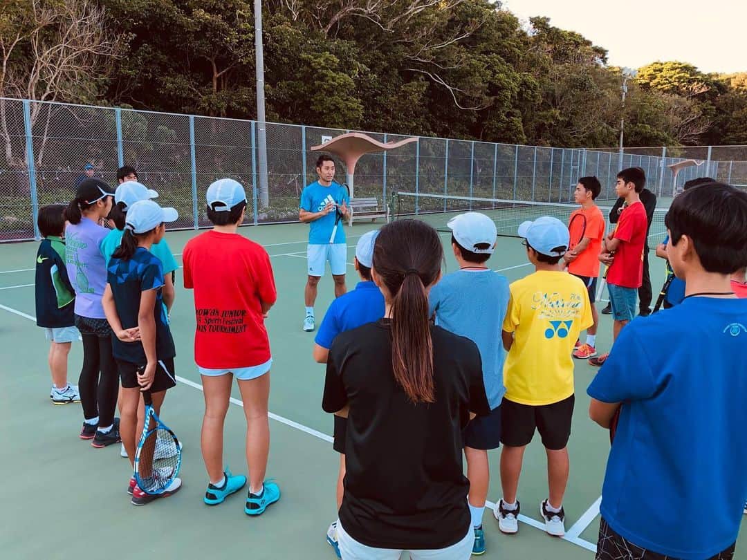 内山靖崇さんのインスタグラム写真 - (内山靖崇Instagram)「今日はウイルソンの協力のもと沖縄のテニスカレッジ ミュー　インドア安謝校でイベントと、沖縄商学テニス部の皆さん、沖縄県ジュニア強化選手との練習会を行いました！  去年から沖縄合宿の時に何かやりたいなと思っていたので実現して良かったです😆 明日から練習、トレーニング頑張ります！！💪 #tennisevent  #okinawa  #wilson」12月14日 20時58分 - yasutaka0805