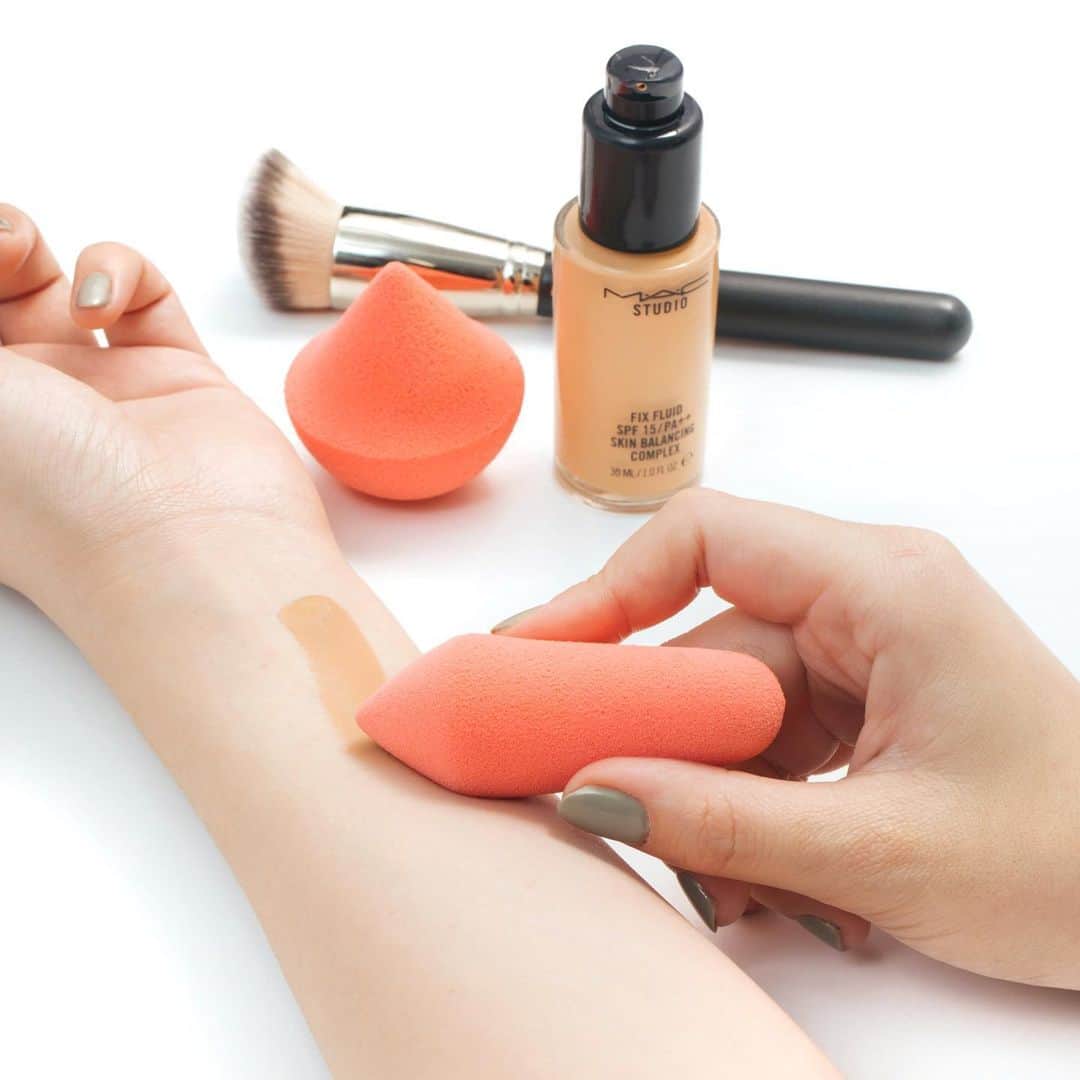 M∙A∙C Cosmetics Japanのインスタグラム：「ㅤ #MACXNissy 高いカバー力、24時間崩れない*、24色展開のリキッドファンデーション、スタジオ フィックス フルイッド SPF15がNissyとコラボ！ ㅤ より均一に、より一体感のある肌に仕上げるなら塗り方に工夫を！密着力を高めるスポンジや、プロのテクニックを再現するブラシで誰でも簡単に美肌に✨ ㅤ #MACXNissy コラボ詳細もお楽しみに♪ #Nissy #西島隆弘 #24ファンデ ㅤ ㅤ *色もちデータ取得済(当社調べ、個人差あり) ㅤ DESIGN: M·A·C ARTIST RINO KASAI @rino416⠀@macpro_tokyo PHOTO: @takaki_iwata ㅤ ㅤ ㅤ ㅤ ㅤ #MACCosmeticsJapan #MACコスメ #MACCosmetics #コスメ #メイク #スタジオフィックスフルイッド #スタジオフィックス #studiofix #ファンデ #ファンデーション #リキッドファンデーション #ベースメイク #カバー力 #崩れない #スウォッチ #美肌 #メイク法 #カラバリ #makeup #basemakeup #cosmetics #foundation #beauty」