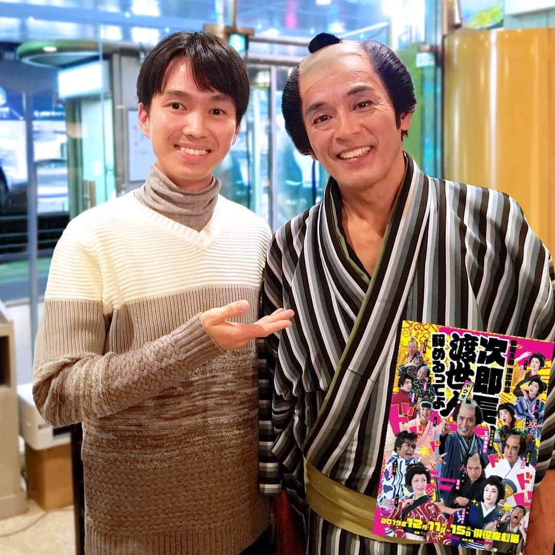 古村勇人さんのインスタグラム写真 - (古村勇人Instagram)「ベテラン俳優・新藤栄作さんの主演舞台へ。先月のディナーショーでは源頼朝役で出演して頂きましたが、今回は義理人情に厚い清水次郎長に！くすくす笑いが止まらない神田時来組によるコメディ時代劇で、男気溢れる一本気な大親分を熱演されていました。ルー大柴さんの黒駒の勝蔵には爆笑！『次郎長、渡世人辞めるってよ』は俳優座劇場にて明日までの上演です。  #古村勇人 #新藤栄作 #俳優 #主演 #舞台 #初主演 #ディナーショー #源頼朝 #雨晴伝説 #ホテルニューオータニ高岡 #義理人情 #清水次郎長 #次郎長 #神田時来組 #時来組 #コメディ #時代劇 #男気 #親分 #ルー大柴 #次郎長渡世人辞めるってよ #俳優座劇場 #俳優座 #えまおゆう #細川ふみえ #泉堅太郎 #芝居 #プロジェクションマッピング #六本木 #東京」12月14日 21時00分 - hayato.furumura