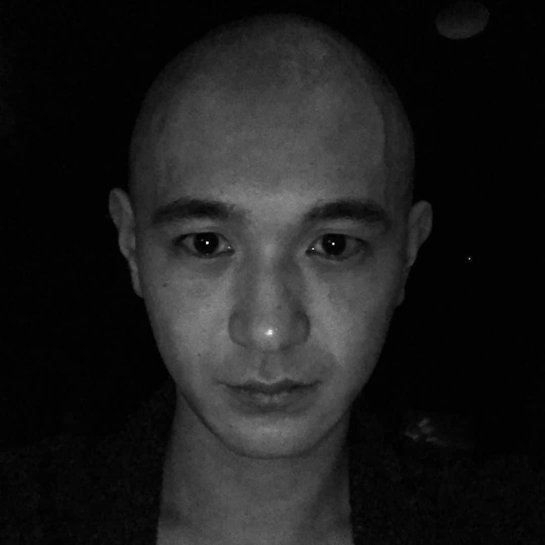 磯村洋祐のインスタグラム：「寒いね 頭 寒いね！爆笑 モノクロにすると 本当毛がないみたい！」