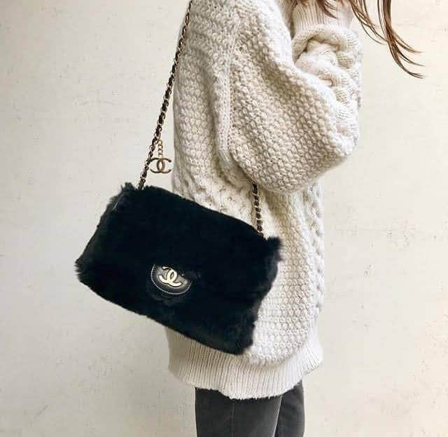 トライセクトさんのインスタグラム写真 - (トライセクトInstagram)「【decouverte】  VINTAGE CHANEL BAG ファー素材やダウン素材等、季節感のあるデザインが豊富に入荷致しました。是非店頭にてご覧下さいませ。 . decouverteのプロフィールリンクよりブログよりご覧下さい。  #decouverte #vintage #vintageshop #baycrews #follow #taxfree #Chanel #chanelbag #bag #blackbag #gold #fashionsnap #style」12月14日 21時00分 - baycrews