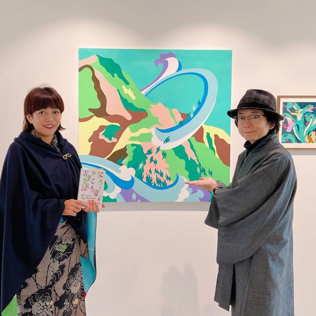 のインスタグラム：「新刊イベント、初日終了しました。 おかげさまでオープニングパーティは盛況。 夫との古事記トークも好評でした。 新刊の本もたくさん売れて嬉しいです。 （消費税サービス＆オリジナルチロルチョコ付きという太っ腹企画）  The event ended on the first day. I’m glad that many people bought my new book 😊  明日も12時からみなさまのお越しをお待ちしております。 17時ぐらいに来るという知り合いが多いので、早めの時間のほうがゆっくり観れると思いますー。  ーーーーーーーーーーーーー 新刊「ころころ古事記」先行販売＆新作絵画発表イベント 12/14(土)15(日)12:00〜19:00 iwao gallery 〒111-0051 台東区蔵前2-1-27-2F ーーーーーーーーーーーーー  アマゾン予約始まっています。 「ゆる神様の神社ナビ　ころころ古事記」 https://amzn.to/2REHDTT」