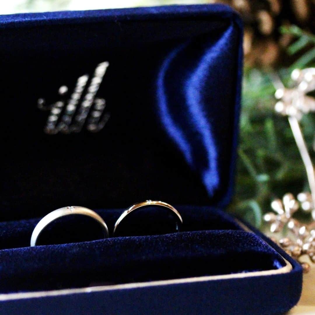 ith / イズ オーダメイド結婚指輪さんのインスタグラム写真 - (ith / イズ オーダメイド結婚指輪Instagram)「結婚25周年の節目を迎え、 新しい結婚指輪を作ろうと決めたご夫婦。 . シンプルで着け心地のよい お揃いの指輪になりましたね。 . 内側の刻印には ご家族とねこちゃんの名前を入れて たくさんの想いを詰め込んだ指輪が 仕上がりました。 . . ▽ 指輪について 結婚指輪(男性)：アンダンテ Pt900：99,000円〜 . 結婚指輪(女性)：アンダンテ Pt900：90,000円〜 . . 公式ハッシュタグ🤳✨ #イズマリッジ . . #結婚指輪 #婚約指輪 #プロポーズ  #マリッジリング #エンゲージリング  #指輪 #ダイヤモンド #ブライダルリング #婚約 #プレ花嫁 #ペアリング #指輪選び  #ウェディングドレス #ナチュラルウェディング  #指輪探し #結婚指輪探し #ゴールドリング  #オーダーメイドリング #結婚指輪オーダー #オーダーメイド #花嫁 #2019冬婚 #2020春婚 #2020夏婚 #アニバーサリージュエリー #結婚25周年 #アニバーサリーリング」12月14日 21時10分 - ith_marriage