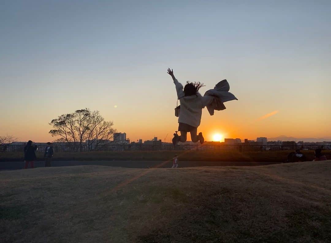 黒口那津のインスタグラム：「友達と二子玉で💓 中学生からずっと一緒！！ なつにしては結構ジャンプしてる 写真が撮れたよ🤳✨」