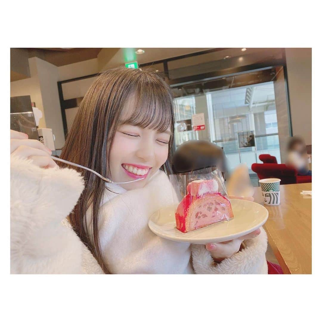 岩田陽菜さんのインスタグラム写真 - (岩田陽菜Instagram)「この#ケーキ ずっと狙ってたそ！！！🍓💕﻿ ﻿ 食べれて幸せ🥴💕💕﻿ ﻿ #スタバ#スターバックス#starbucks#スタバ新作#いちご#苺#strawberry#マシュマロ#ゼリー#かわいい#美味しい#sweets#sweet﻿ #もこもこ#冬#マフラー#winter#ストレート﻿ ﻿ #幸せ 🍓🍓🍓🍓🍓」12月14日 21時13分 - hina_naso_stu48