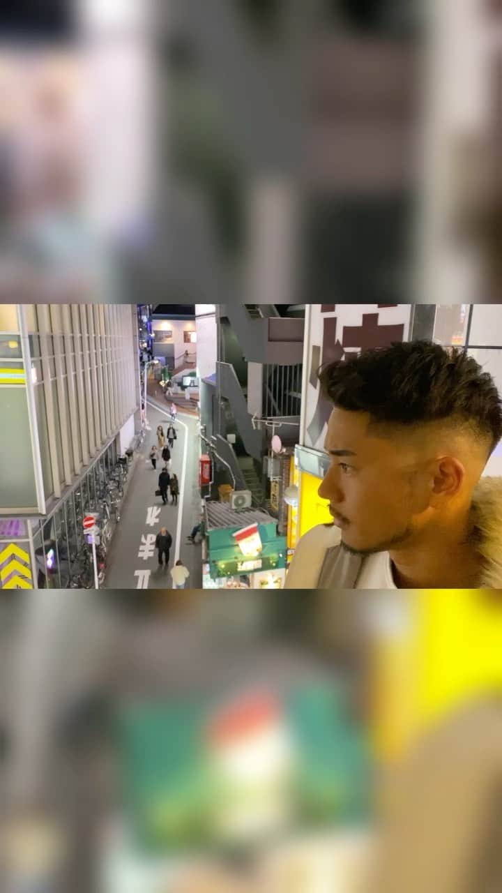 のインスタグラム：「. . .フェードTHAアブロード💇‍♂️ . .外人風を追求していくスタイルです✂︎ . .⚠️髪型に注目してね⚠️ .これは、ヘアースタイルを紹介する動画であって、芥くんのプローモションじゃありません🤦‍♂️ . .自分で編集してて、あれ？かっこよすぎひん？ってなりました。 .悔しいです。 . .@kinniku_fudousan . . #メンズラピス#menslapis#メンズラピス渋谷#menslapisshibuya#ラピス新時代#ツイストパーマ#カッコイイ#イケメン#ツイストスパイラル#ヘアスタグラマー#圧倒的技術力#変身動画#フェードスタイル#刈り上げ#スプラツイスト＃ハイトーン#人生は髪型で変わる#ヘアメイクは男の化粧です#アップバング#ハイライト#ハイトーン#ワイルドアップバング#ビジカジ#ビジネス#ツーブロック#barber#menshair#fade .」