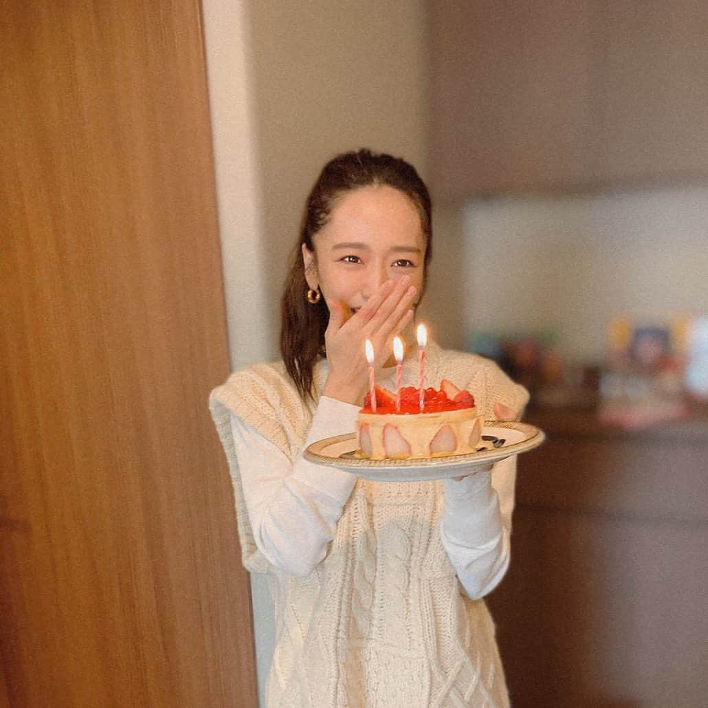 近藤千尋さんのインスタグラム写真 - (近藤千尋Instagram)「今日は20代最後の日でした🎂❤️ 大学時代からの大親友3人が お祝いしてくれました😭🙏 20代は本当に色々な経験をさせてもらいました🥺 この職業をさせてもらって もう10年も経つのか…😭 今の私がいるのも皆様のおかげです😭 関わってくれた全ての方に感謝です。。❤️ ひーぼぉくんとも出会えて💏 十愛、美羽2人の母になれて… 心から幸せです！！！！ 30歳の私も宜しくお願いします😍💖 #1215 #30代突入 #わくわく」12月14日 21時29分 - chipichan.1215