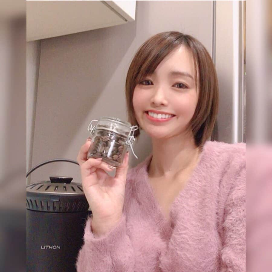 のインスタグラム：「生のコーヒー豆を自分で焙煎できちゃった🥺❤️✊﻿ ﻿ やり方はホームロースターに生豆入れて、スイッチ押すだけ☺️❤️﻿ ﻿ どんどんコーヒー豆のいい香りになっていって手作りって最高だね〜✨ってパパと絶賛してた😆❤️﻿ ﻿ しかもデザインがオシャレなんだよな〜🤩﻿ ﻿ @lithon_corp のホームロースター今プレゼントキャンペーンやってて、5名の方はもらえるみたい😍💕﻿ ﻿ コーヒー好きはぜひ応募してみて〜！✨✨﻿ ﻿ #LITHON #ライソン #珈琲焙煎機 #調理家電 #キッチン雑貨 #コーヒー部 #コーヒーブレイク #コーヒータイム #コーヒー大好き﻿  #コーヒー豆自家焙煎 #コーヒー好き #コーヒー豆 #ママ #アラサー #お得情報 #プレゼント企画」