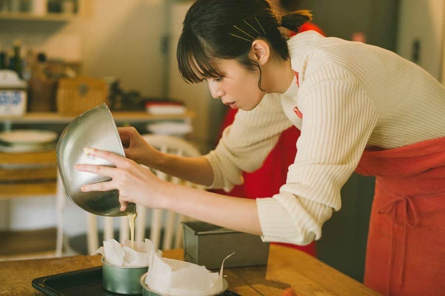 佐藤栞里さんのインスタグラム写真 - (佐藤栞里Instagram)「. 発売中のMORE1月号🎄 "ちょっと行ってみ！？"連載では クリスマスケーキ作りを🍰 オーブンを開けた時の 甘くて優しい香りとか もっちもちのクリームが とろーんとしたたる瞬間とか フルーツをひとつひとつ乗せていくわくわくとか ケーキ作りって幸せなんだねぇ☺️💕 #詳しい作り方や仕上がりは誌面でぜひ🍷 #少しいびつになったけどそれも味 #ちょっと行ってみ！？」12月14日 21時41分 - satoshiori727