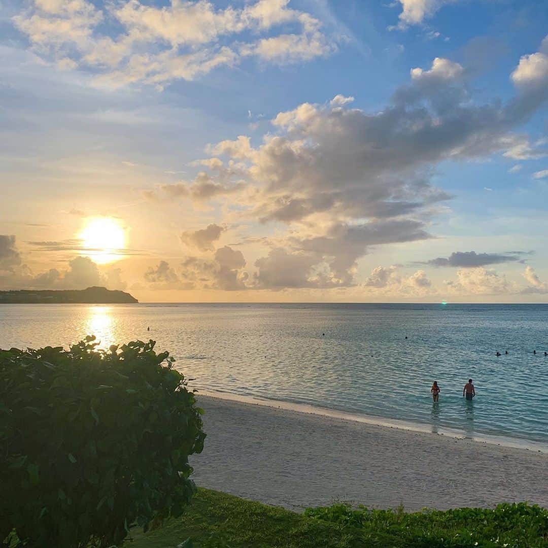 のインスタグラム：「ㅤㅤㅤ ㅤㅤㅤ グアムのサンセット❤️ ハイアットのプールから綺麗に見えた✨  ㅤㅤㅤ #okaji_guam #guam #サンセット  #おかじ旅行記 #グアム #岡島かれん #shopguam2019 #ショップグアム2019 #instaguam #グアムアンバサダー #hyattregencyguam」