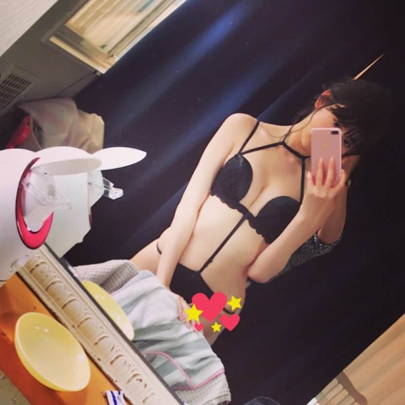 森田ワカナのインスタグラム：「#撮影 #グラビア #雑誌  この変形下着を実際に着ける人は いるんだろうか…🥺🥺」