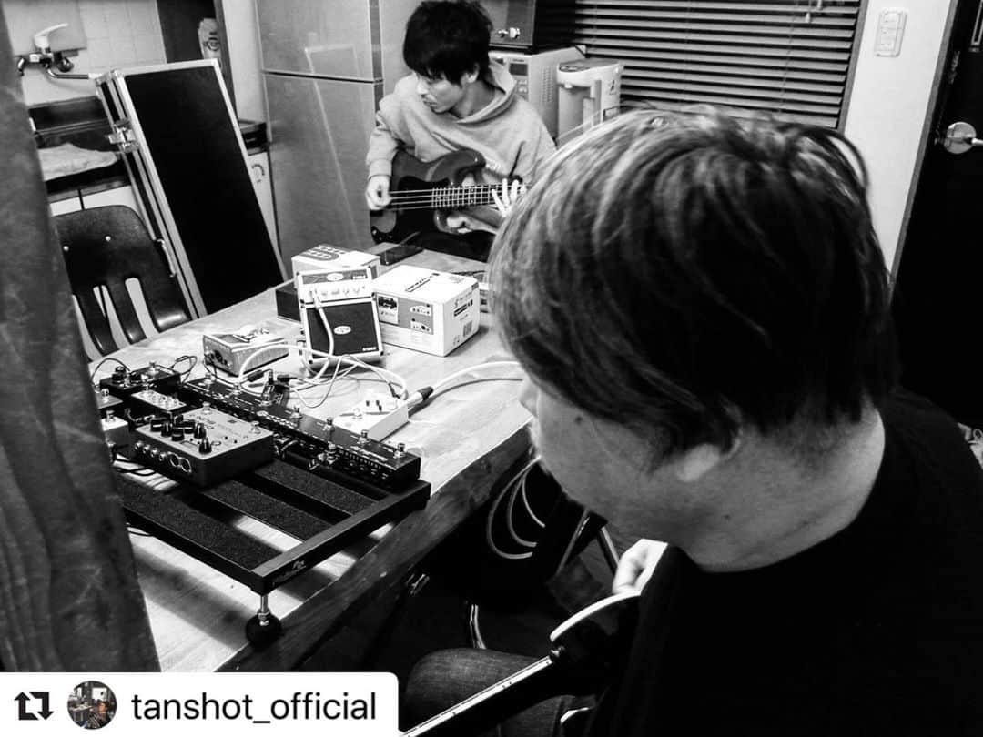 Larry のインスタグラム：「レコーディングの合間に上尾パトロールしましょかね。 ちなみに新曲の披露と詳細はまだ先ですよ。  #Repost @tanshot_official with @make_repost ・・・ 若き上尾ナイトは毎日宴でしたが、もうすっかり大人になりました。 いつの間にかにサウンドクルーの泊まり場のトイレもウオシュレットが付き、うんちょすもヤリ放題です。 #garlicboys  #上尾」