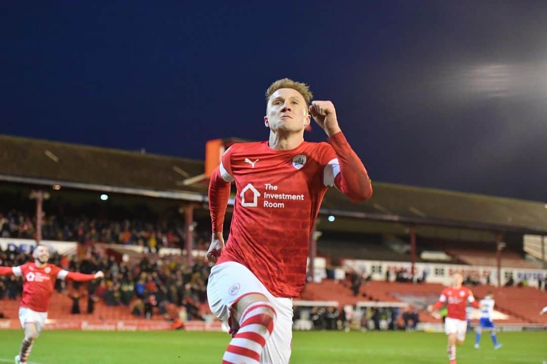 コーリー・ウッドローのインスタグラム：「What a result today!!! Happy to score again but.. @conorchaplin19 absolutely unbelievable scenes 🔴❤️⚪️」