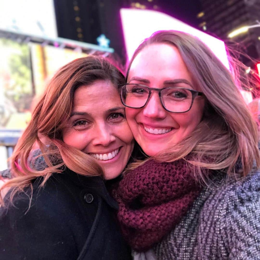 クリスティン・ヒルデブランドさんのインスタグラム写真 - (クリスティン・ヒルデブランドInstagram)「NYC part I. A broadway play with unbelievable seats and amazing music (@moulinrougebway ), freezing our buns off running through Times Square to a dinner reservation in Hell’s Kitchen @hasalonnyc , an EPIC Israeli dinner which included several shots of traditional Israeli liquor on the house because of Tyler’s ability to count to 10 in Israeli 😅🤷🏼‍♀️, and getting to go on a TV set for @ncis_cbs and watch how magic is made by @julianmcmahonofficial and his supporting cast!! 🙆🏼‍♀️ What an amazing couple of days with our amazing friends 🖤 @kellymcmahon_ @julianmcmahonofficial xxx」12月15日 3時12分 - _kristinhildebrand