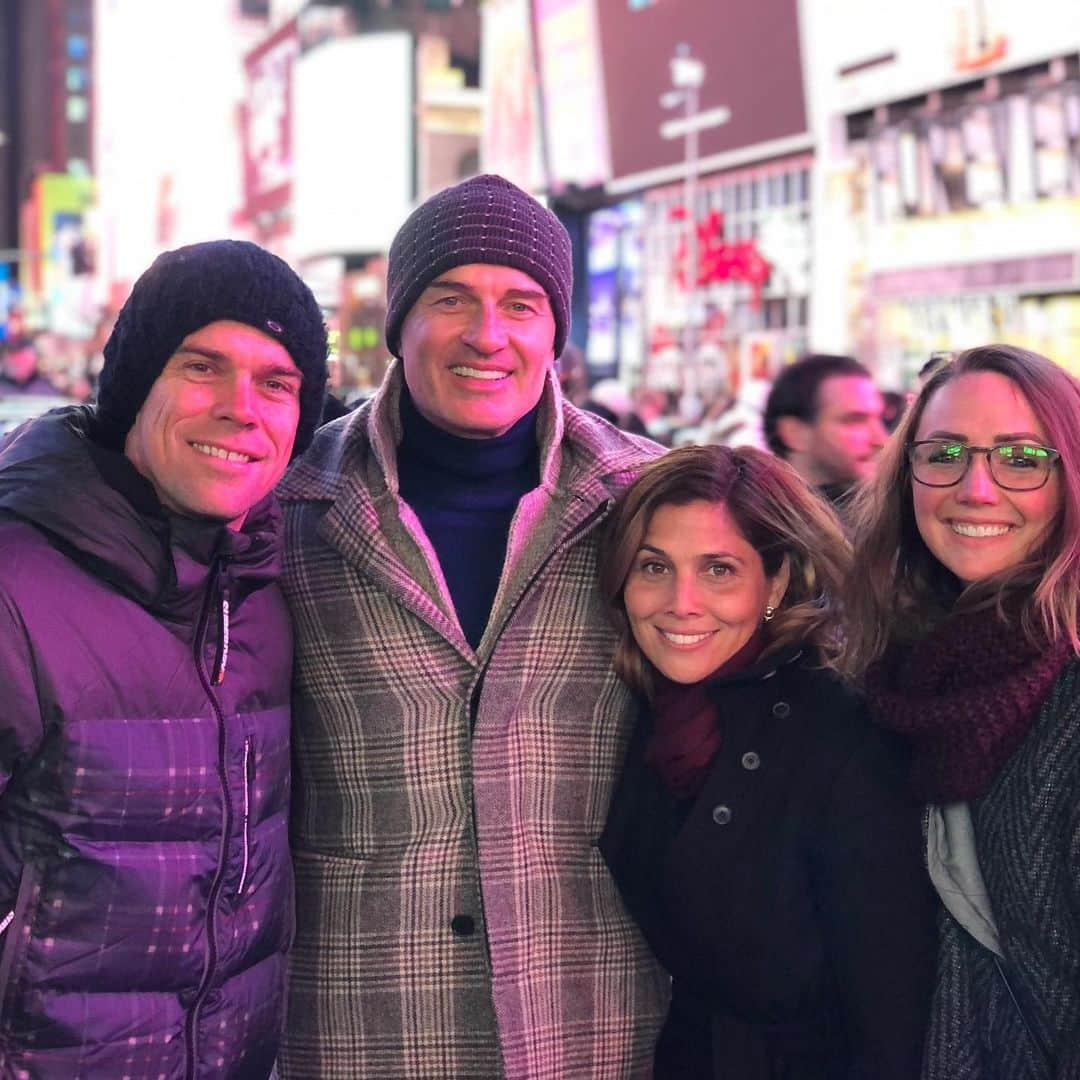 クリスティン・ヒルデブランドさんのインスタグラム写真 - (クリスティン・ヒルデブランドInstagram)「NYC part I. A broadway play with unbelievable seats and amazing music (@moulinrougebway ), freezing our buns off running through Times Square to a dinner reservation in Hell’s Kitchen @hasalonnyc , an EPIC Israeli dinner which included several shots of traditional Israeli liquor on the house because of Tyler’s ability to count to 10 in Israeli 😅🤷🏼‍♀️, and getting to go on a TV set for @ncis_cbs and watch how magic is made by @julianmcmahonofficial and his supporting cast!! 🙆🏼‍♀️ What an amazing couple of days with our amazing friends 🖤 @kellymcmahon_ @julianmcmahonofficial xxx」12月15日 3時12分 - _kristinhildebrand