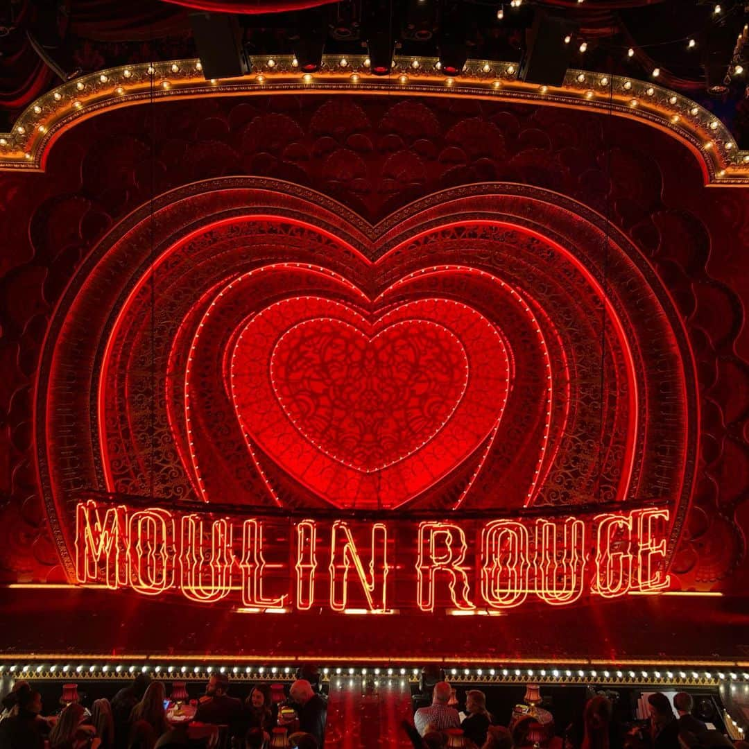 クリスティン・ヒルデブランドさんのインスタグラム写真 - (クリスティン・ヒルデブランドInstagram)「NYC part I. A broadway play with unbelievable seats and amazing music (@moulinrougebway ), freezing our buns off running through Times Square to a dinner reservation in Hell’s Kitchen @hasalonnyc , an EPIC Israeli dinner which included several shots of traditional Israeli liquor on the house because of Tyler’s ability to count to 10 in Israeli 😅🤷🏼‍♀️, and getting to go on a TV set for @ncis_cbs and watch how magic is made by @julianmcmahonofficial and his supporting cast!! 🙆🏼‍♀️ What an amazing couple of days with our amazing friends 🖤 @kellymcmahon_ @julianmcmahonofficial xxx」12月15日 3時12分 - _kristinhildebrand