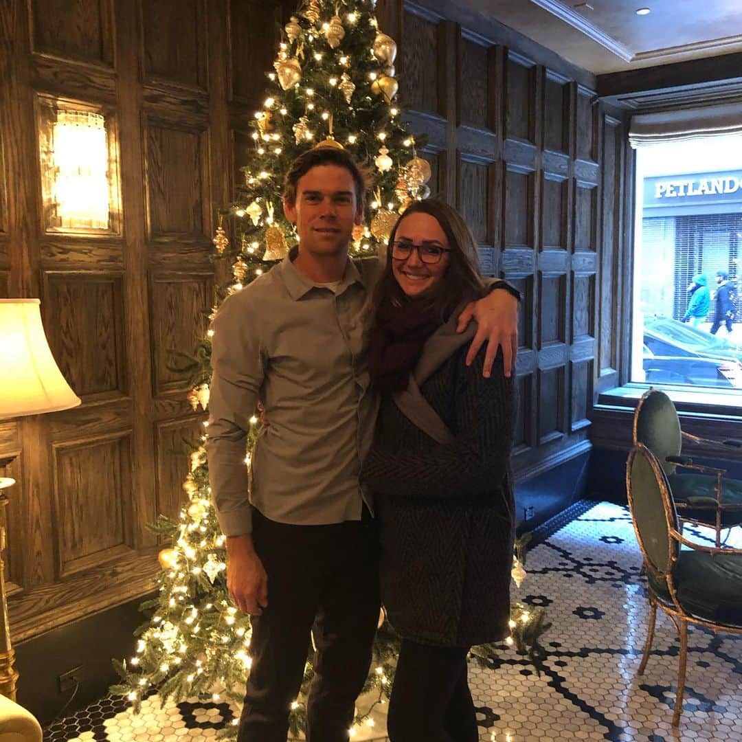 クリスティン・ヒルデブランドのインスタグラム：「NYC part I. A broadway play with unbelievable seats and amazing music (@moulinrougebway ), freezing our buns off running through Times Square to a dinner reservation in Hell’s Kitchen @hasalonnyc , an EPIC Israeli dinner which included several shots of traditional Israeli liquor on the house because of Tyler’s ability to count to 10 in Israeli 😅🤷🏼‍♀️, and getting to go on a TV set for @ncis_cbs and watch how magic is made by @julianmcmahonofficial and his supporting cast!! 🙆🏼‍♀️ What an amazing couple of days with our amazing friends 🖤 @kellymcmahon_ @julianmcmahonofficial xxx」