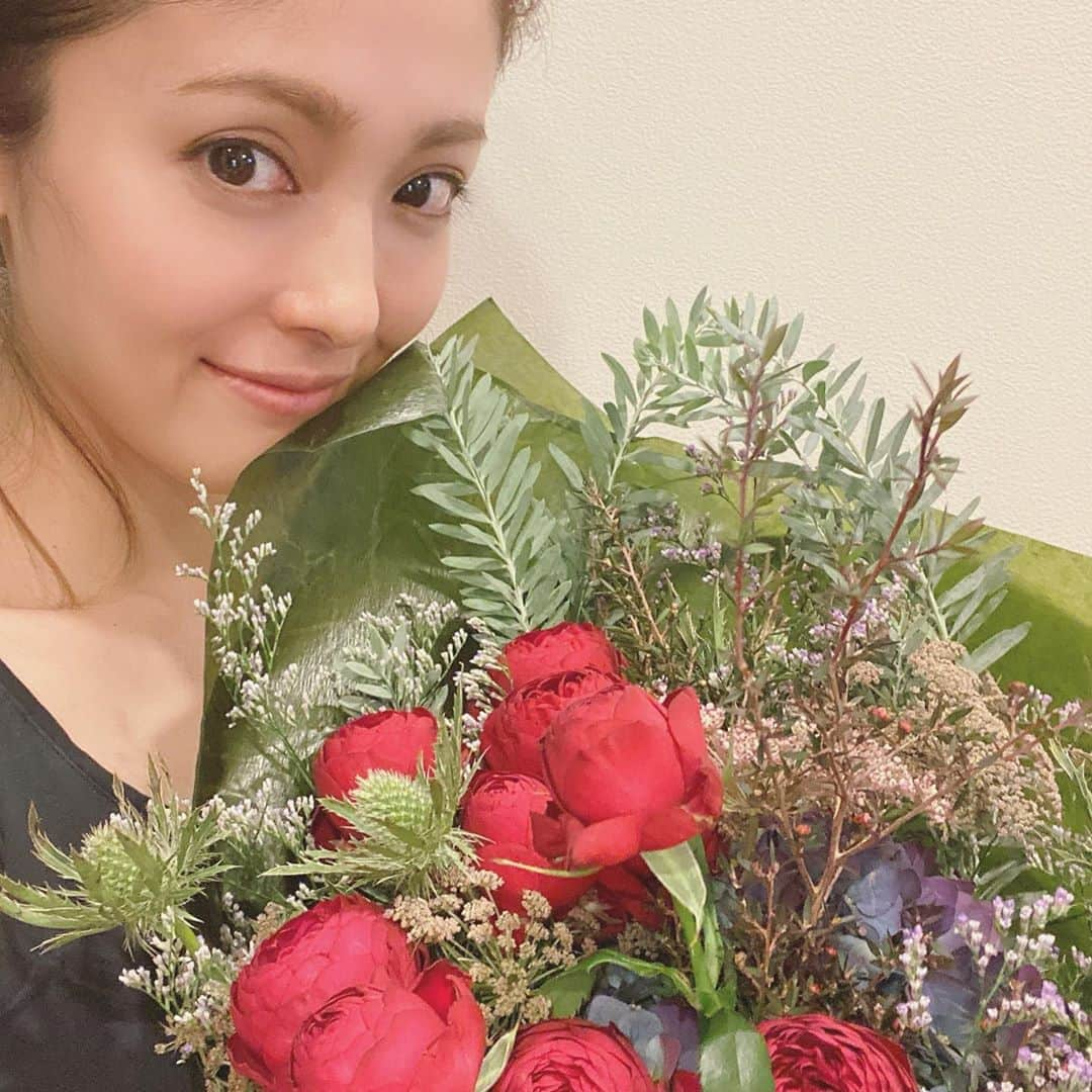 平山あやさんのインスタグラム写真 - (平山あやInstagram)「お花は一年中大好き🌷  どーしてこんなに気持ちがhappyになるんだろう♡  @naoten10  いつもかわいいお花をありがとう💐  #flower  #花#happy #幸せ#love」12月14日 21時50分 - aya_hirayama