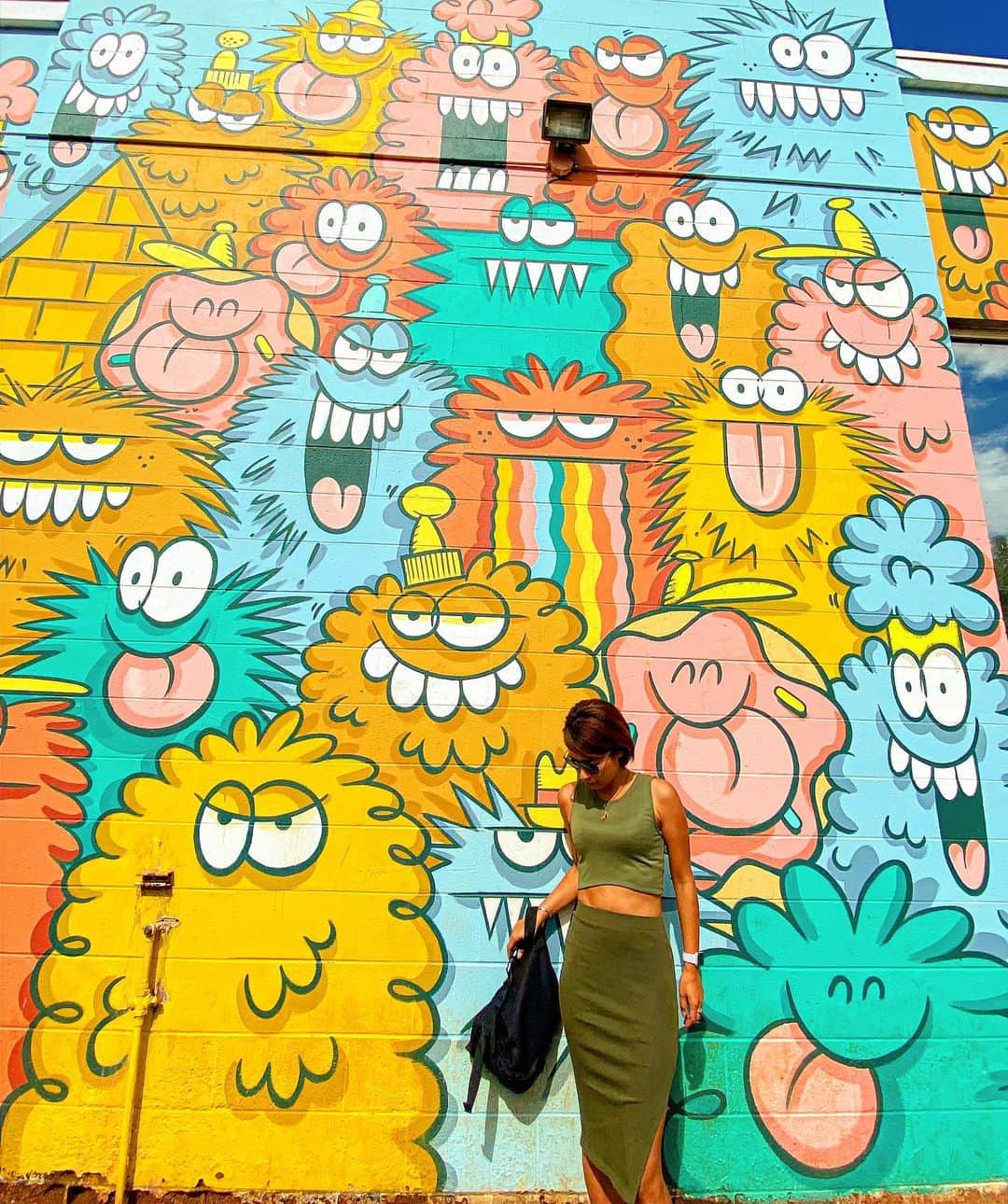 彩海のインスタグラム：「. . ワード付近に滞在してるのに 初めて行った#カカアコウォールアート  実はウォールアート目当てではなく 仕事用文具用品とプレゼント用ラッピング用品を 買いにFisher Hawaii へ行ったら たまたまそこがウォールアートだったっていうw . . ウォールアート目的だけじゃなくて お店にも入ってみると楽しいよ！ . . . . 📍Fisher Hawaii 690 Pohukaina St, Honolulu, HI 96813 . . . #ハワイ #ハワイ旅行 #ウォールアート#カカアコ#ハワイ大好き #ハワイ暮らし #hawaiistagram #honolulu #kakaakowallart #kakaako #kakaakoart #hawaiitrip #hawaiilife」