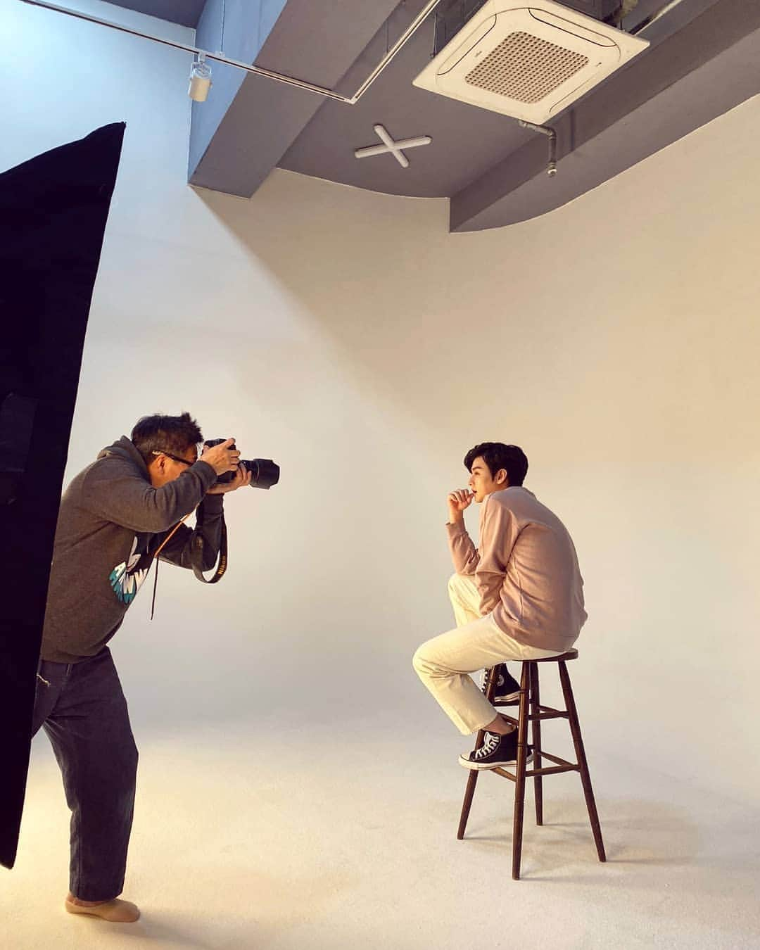 イライのインスタグラム：「I love photoshoots ^^ Especially when the photographer compliments you the whole time hehe^^ What a good day🤭 • 사진 촬영 하는거 너무 좋다앙^^ 특히 작가님이 계속 칭찬해 주실때^^ 🤭 • #Eli #Kim #Photoshoot #Loveem #complimentpeople #confidence #selfesteem #일라이목베개 #일라이목안마기 #프로필촬영 #좋은하루 #일많이하자 #기대하세요 #hehe」